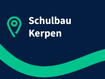 In wei&szlig;er Schrift auf blauem Grund steht: Schulbau Kerpen. Links daneben ein gr&uuml;ner Standortpfeil, darunter eine geschwungene gr&uuml;ne Linie.