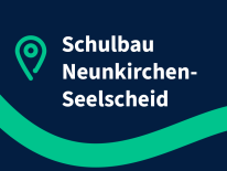In wei&szlig;er Schrift auf blauem Grund steht: Schulbau Neunkirchen-Seelscheid. Links daneben ein gr&uuml;ner Standortpfeil, darunter eine geschwungene gr&uuml;ne Linie.