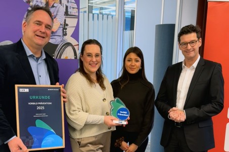 Gemeinschaftsfoto der &uuml;bergebenden Personen