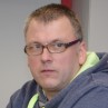 Max Haberland sitzt im Rollstuhl am Tisch.