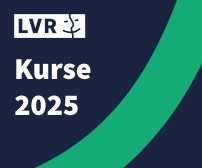 Der Text "Kurse 2025" in weißer Schrift auf dunkelblauem Hintergrund, darunter eine geschwungene Linie in grün.