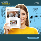 Eine Frau h&auml;lt sich das neue Digitalmagazin halb vor das Gesicht.