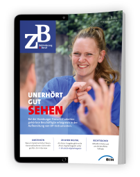 Das Cover der ZB wird mit der einen Hälfte auf einem Tablet und der anderen als physische Zeitschrift dargestellt.