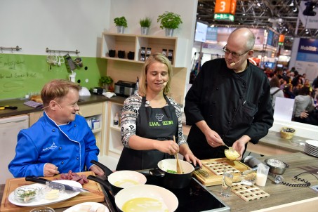 Volker Westermann, Verena Bentele und Guido Trostmann in der Showküche auf der Rehacare.