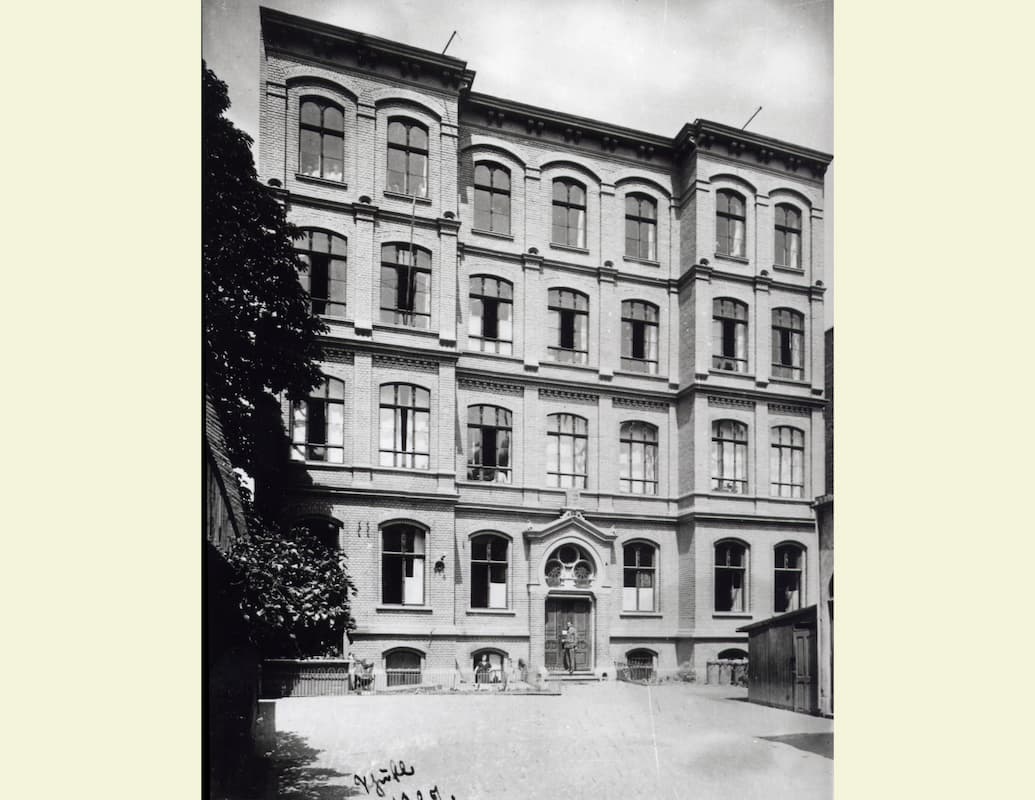 s/w Foto Fassade vierstöckiges Schulgebäude