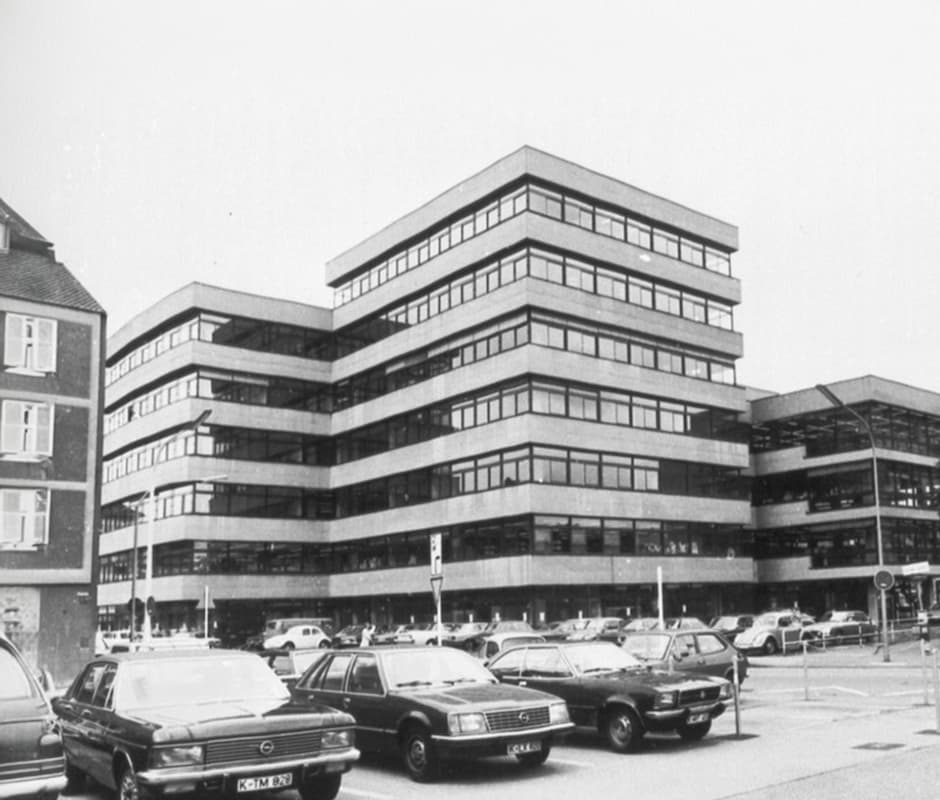s/w Foto Hochhausbau der Bibliothek