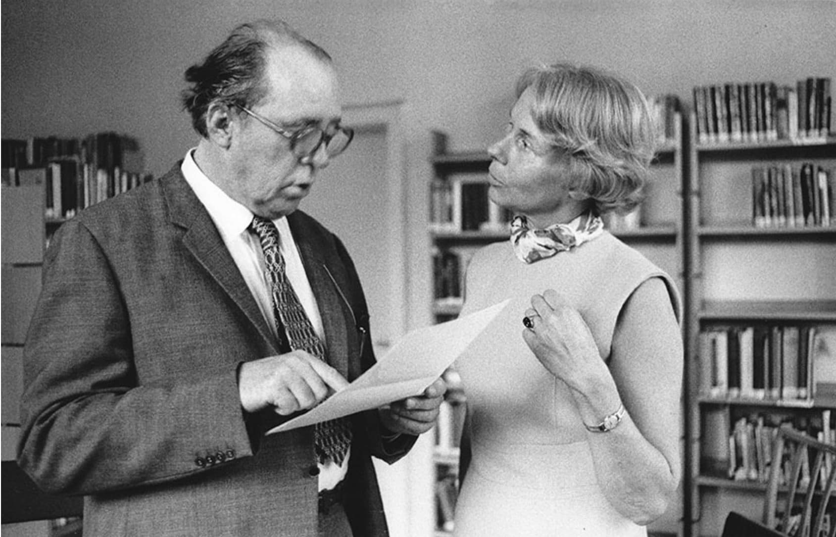 s/w Dr. Jutta Bohnke-Kollwitz im Gespräch mit Heinrich Böll