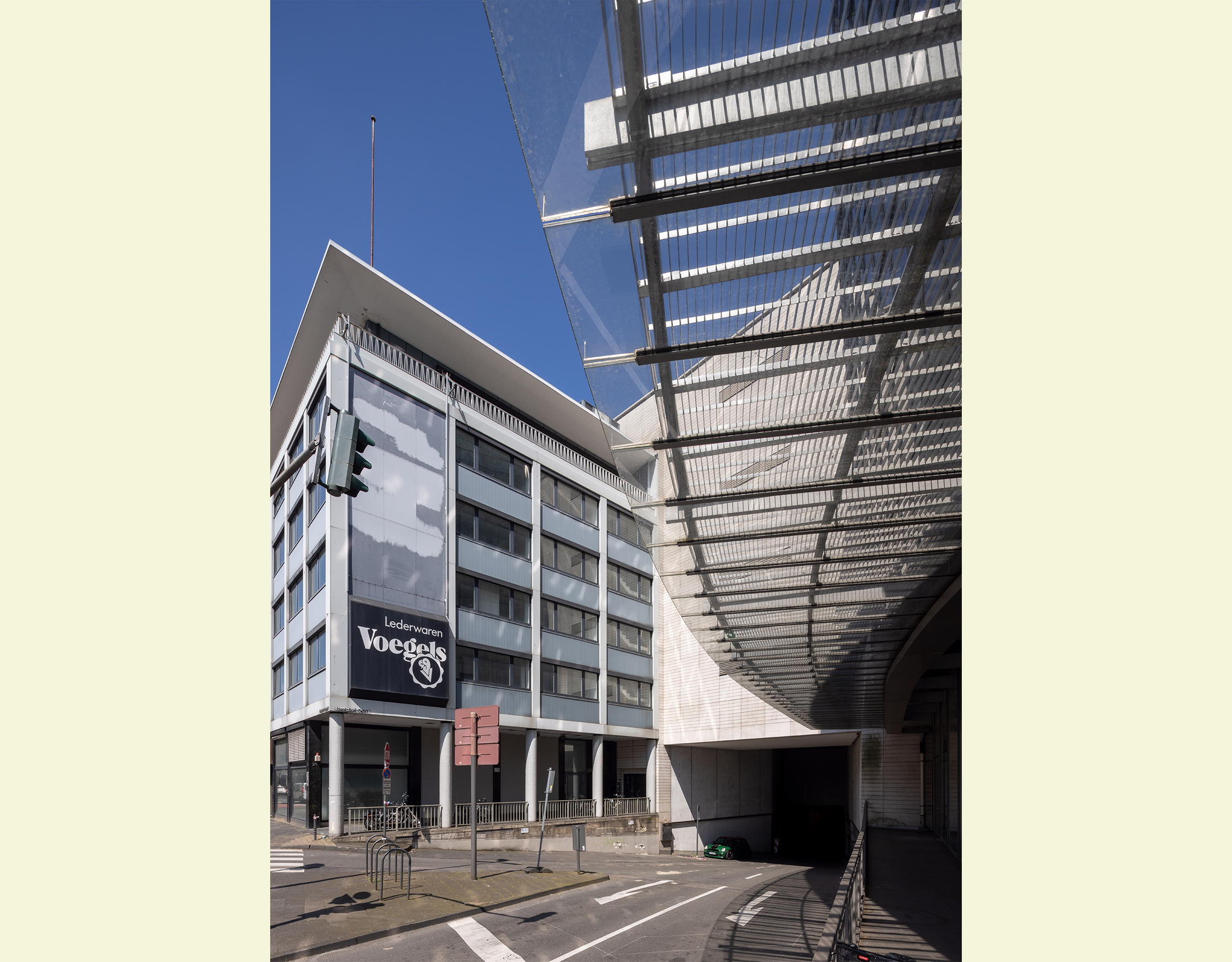 Cäcilienstraße 18-22, Gebäude mit Glasfassade