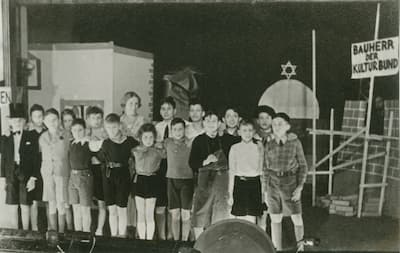 Gruppenfoto von etwa 16 Kindern und Flora Jöhlinger, s/w
