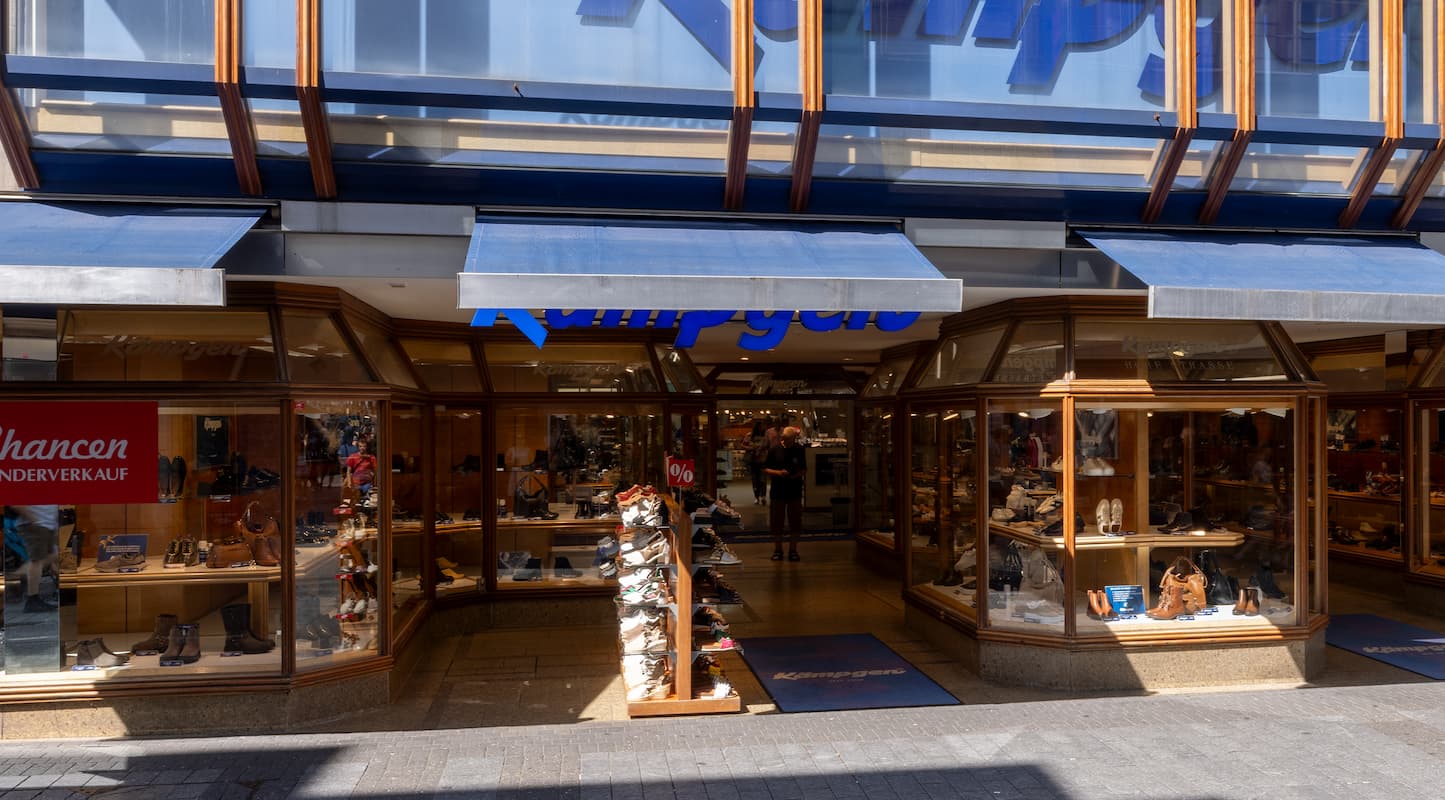 Frontansicht Geschäft mit Schaufenster und Eingang heute