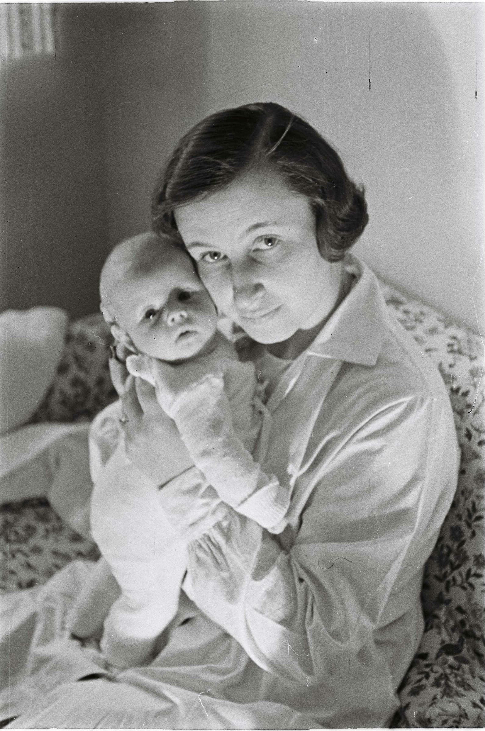 Foto von Ilse Salberg und Neugeborenes