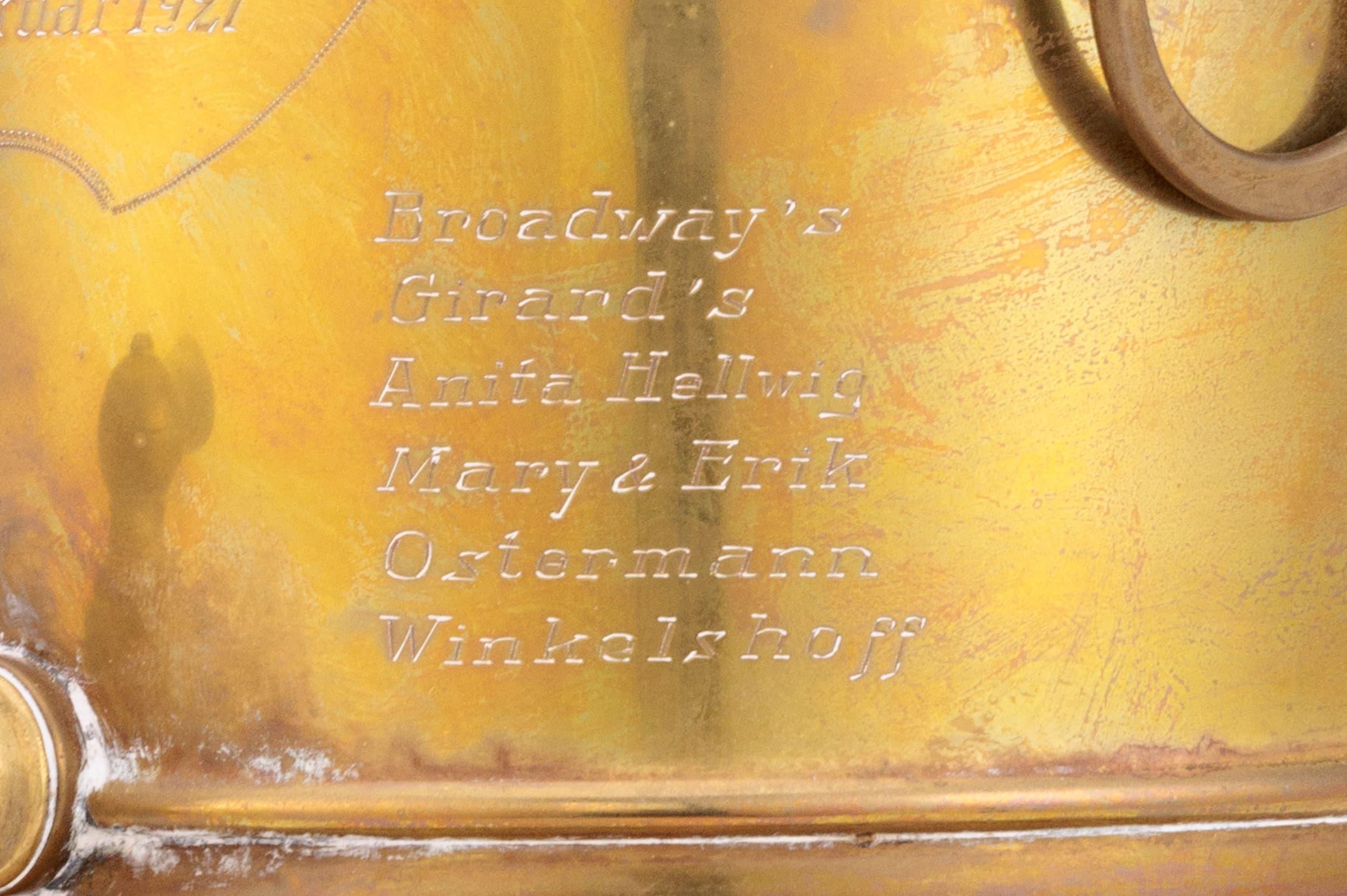 Nahaufnahme von Samowar von Hans Tobar mit Inschrift: "Broadway´s Girard´s, Anita Hellwig, Mary & Erik Ostermann Winkelshoff"