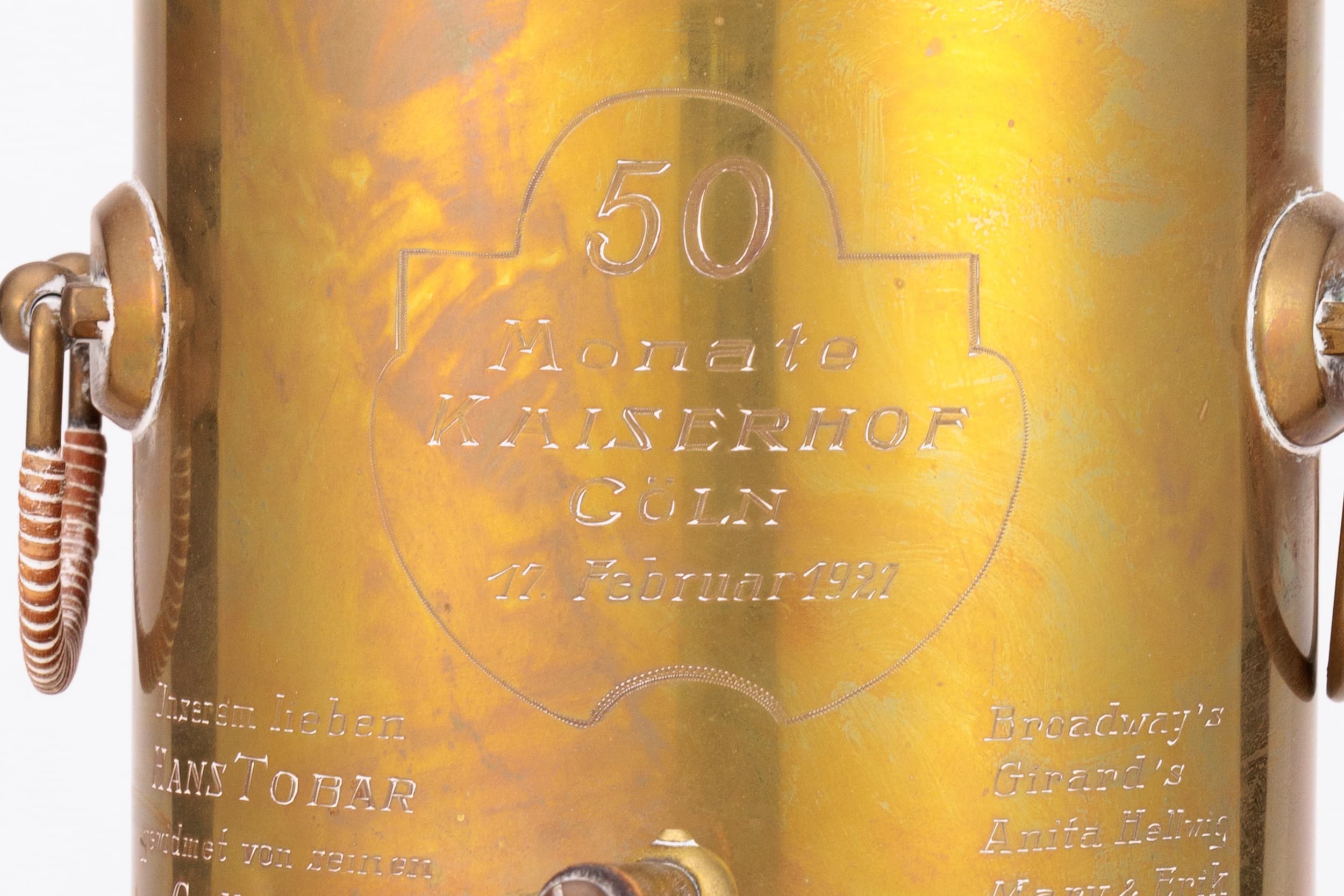 Nahaufnahme von Samowar von Hans Tobar mit Inschrift: "50 Monate Kaiserhof Cöln 17. Februar 1927"