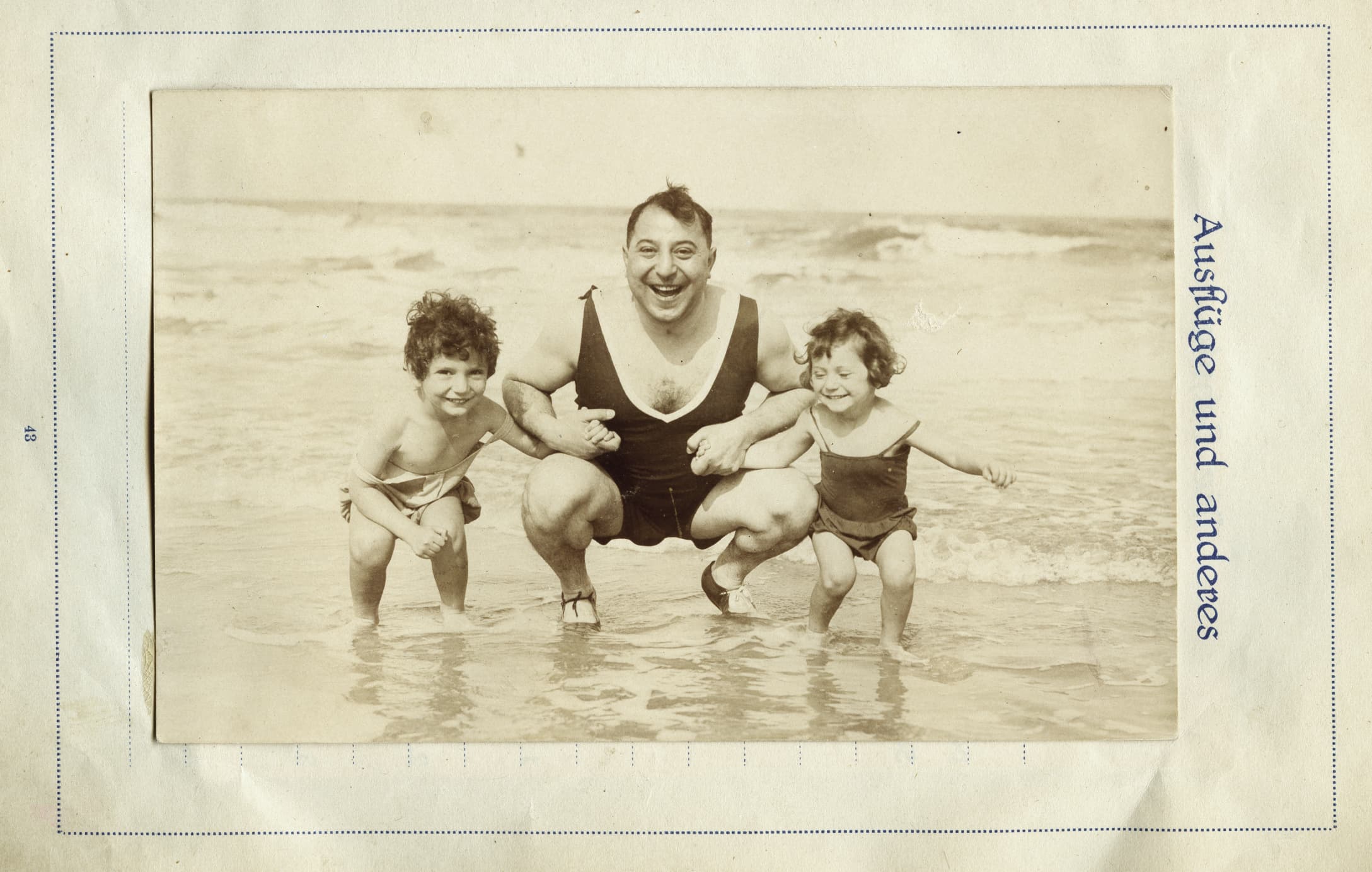Lilo (r.), Theo (l.) und Hans Tobar, vermutlich auf Norderney  in der Brandung am Strand