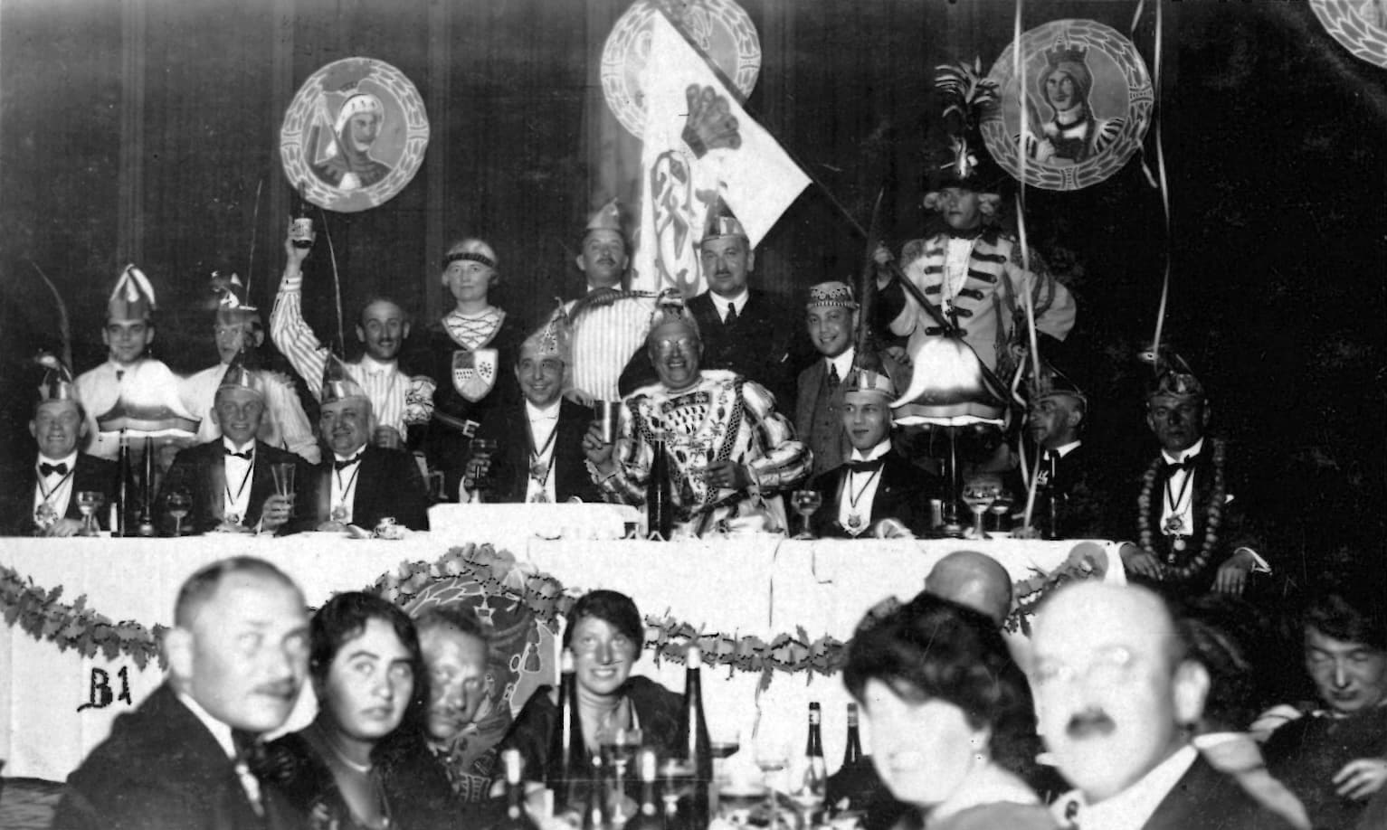 Schwarzweiß Foto Hans Tobar neben dem Prinz Karneval