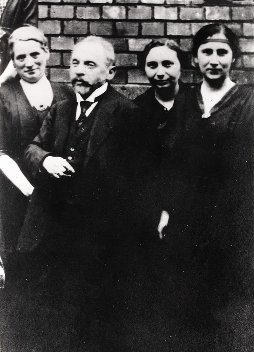 Lehrer*innen der Israelitischen Volksschule Lützowstraße,   von links: Hedwig Schloss, Bernhard Coblenz und Cilly Marx, rechte Person unbekannt, undatiert