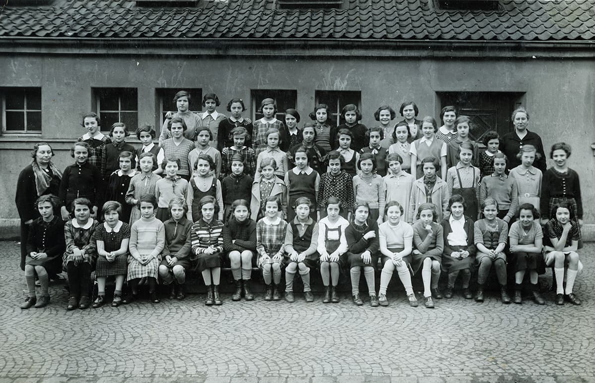 Klassenfoto der Israelitischen Volksschule Lützowstraße mit der Schülerin Lilo Tobar (1. Reihe, 6. von rechts)
