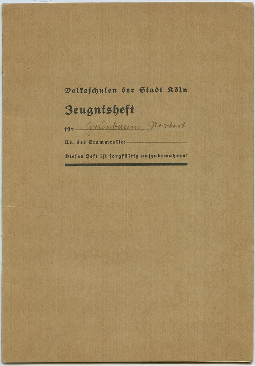 Seite 1 des Jahreszeugnishefts, gelbliches Papier, gebrochene Schrift, Name des Schülers