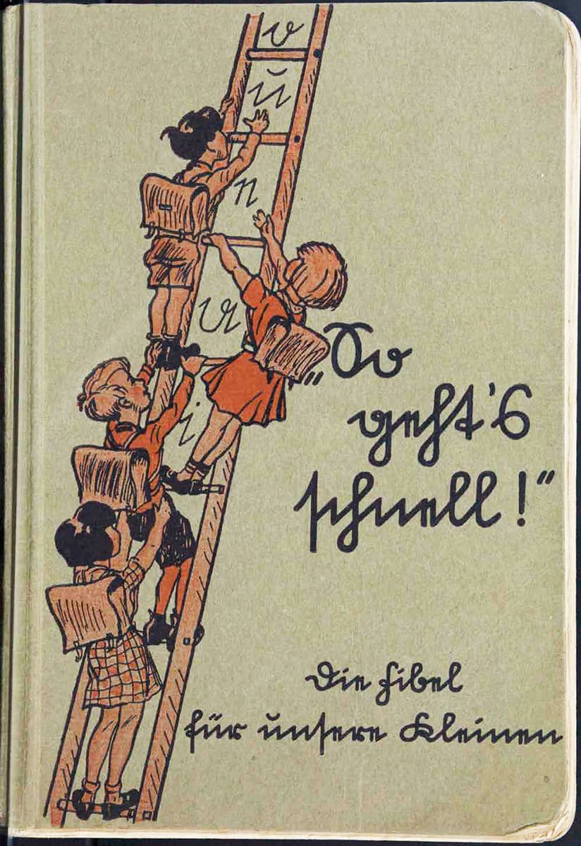 Das Bild zeigt das Cover des Schulbuches „So geht’s schnell“ und dem Untertitel „Eine Fibel für unsere Kleinen“.  Die Illustration auf dem Cover zeigt vier Kinder mit Schulranzen, die eine Leiter erklimmen. Auf den Sprossen, die sie hinaufklettern sind Buchstaben geschrieben. Das Cover hat eine handgezeichnete Gestaltung in einem schlichten Farbschema mit Schwarz, Braun und Rot. 