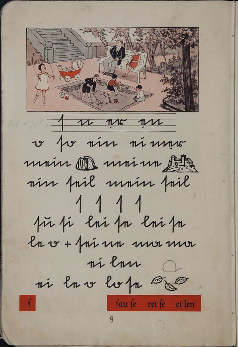 Die Seite zeigt eine oben eine bunte Illustration von einem Spielplatz, auf dem zu sehen ist wie ein Ehepaar auf der Bank sitzt und die 4 Kinder beobachtet während sie im Sandkasten spielen und Seilchen springen. Darunter ist ein Text in handschriftlicher Typografie. Er hilft den Kindern Schreiben zu lernen, insbesondere bestimmte Buchstaben.