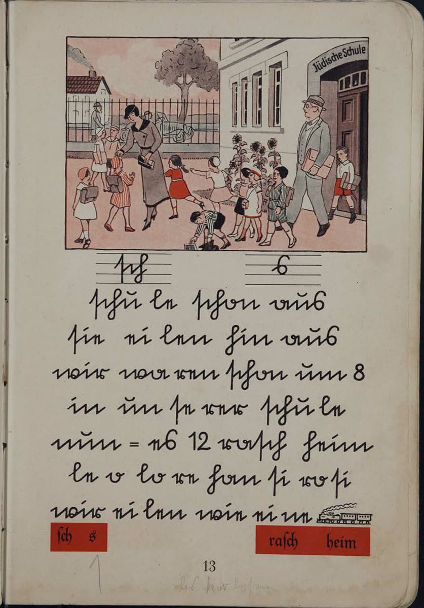 Hier ist eine bunte Illustration von einem Schulhof zusehen. Aus dem Eingang der jüdischen Schule kommen gerade die Kinder mit dem Lehrer und werden von ihren Eltern abgeholt. Der Text unter dem Bild ist in Handschrift geschrieben. Er ist eine Übung, die den Kindern helfen soll, schreiben zu lernen und die Schrift zu verstehen. 