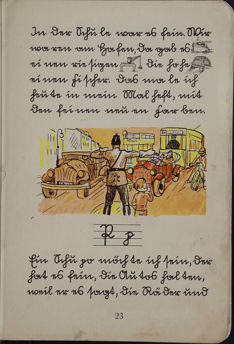 Auf der Mitte der Seite ist eine Illustration abgebildet, welche einen Mann in Uniform zeig, der mit dem Rücken zu uns steht und gerade die PKWs, Bahnen und Fahrräder davon abhaltet die Straße zu überqueren. Neben ihn steht noch ein Kind. Der Text ist in einer Schreibschrift geschrieben und dient als Übung und zum Verstehen der Schreibschrift. 