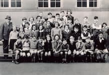 Klassenfoto der Israelitischen Volksschule Lützowstraße, ca 30 Schüler*innen und eine Lehrkraft