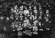 Klassenfoto der Israelitischen Volksschule Lützowstraße, 5. Schuljahr mit Lehrerin Hede (Hedwig) Schloss