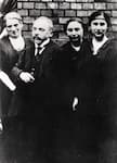 Lehrer*innen der Israelitischen Volksschule Lützowstraße, von links: Hedwig Schloss, Bernhard Coblenz und Cilly Marx, rechte Person unbekannt