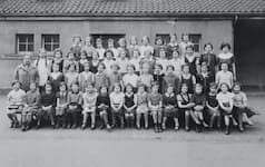 Klassenfoto einer 4. Klasse der Israelitischen Volksschule Lützowstraße mit Lehrerin Hedwig Schloss
