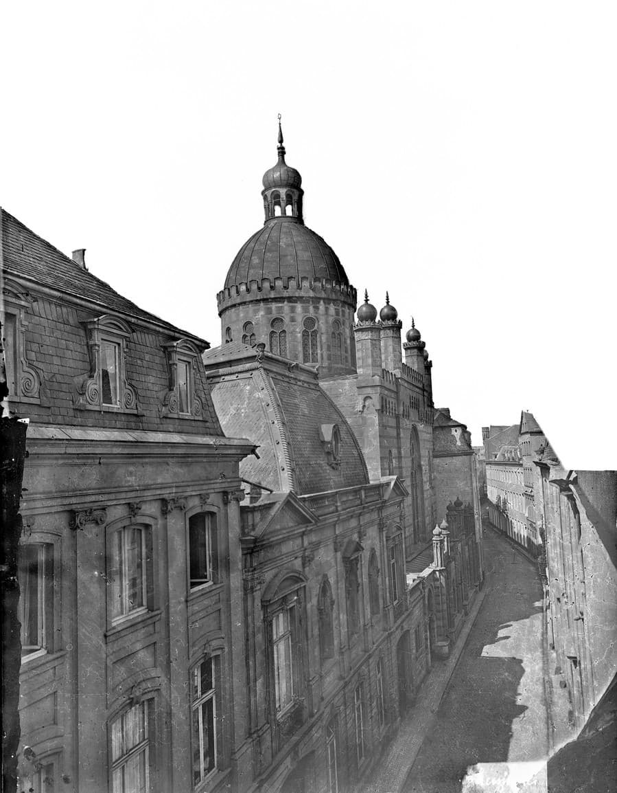 Schwarzweiß Foto von einer Aussenansicht der Synagoge