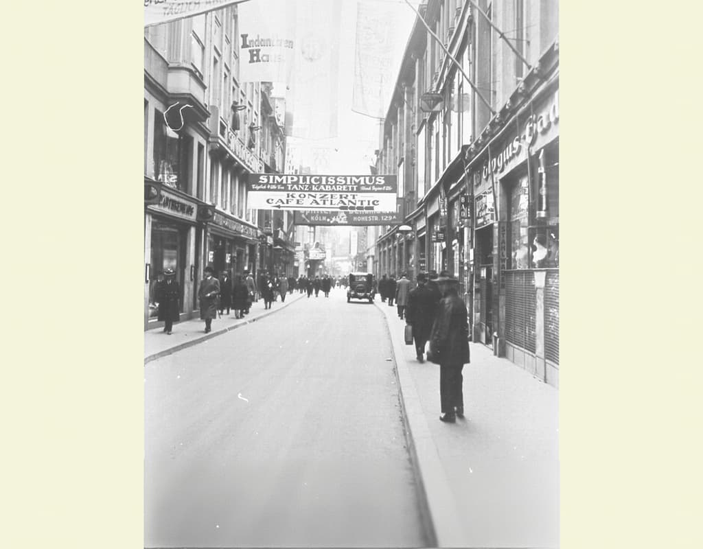 s/w mit Blick in die Hohe Straße