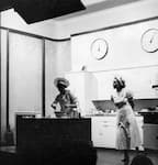 Jenny Fließ und Nora Loewy bei der Vorstellung der vegetarischen Küche in London,1939. 