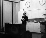 Walter Fließ bei der Vorstellung der vegetarischen Küche in London,1939. 