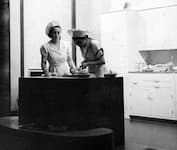 Jenny Fließ und Nora Loewy bei der Vorstellung der vegetarischen Küche in London,1939. 