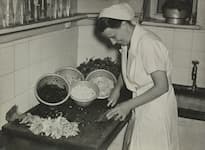 ISK-Mitglied Anna Beyer arbeitet in der Londoner Vega, 1943. Nachdem sie einige Zeit in der Kölner Vega Erfahrungen gesammelt hatte, gründete Beyer 1936 in Frankfurt eine Vega. 1937 ging sie ins Exil nach England. 