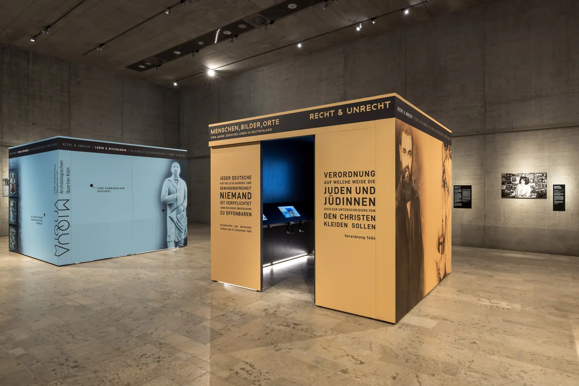 Die vier Ausstelllungskuben sind in einem Raum des Staatlichen Museum Ägyptischer Kunst hintereinander platziert. 