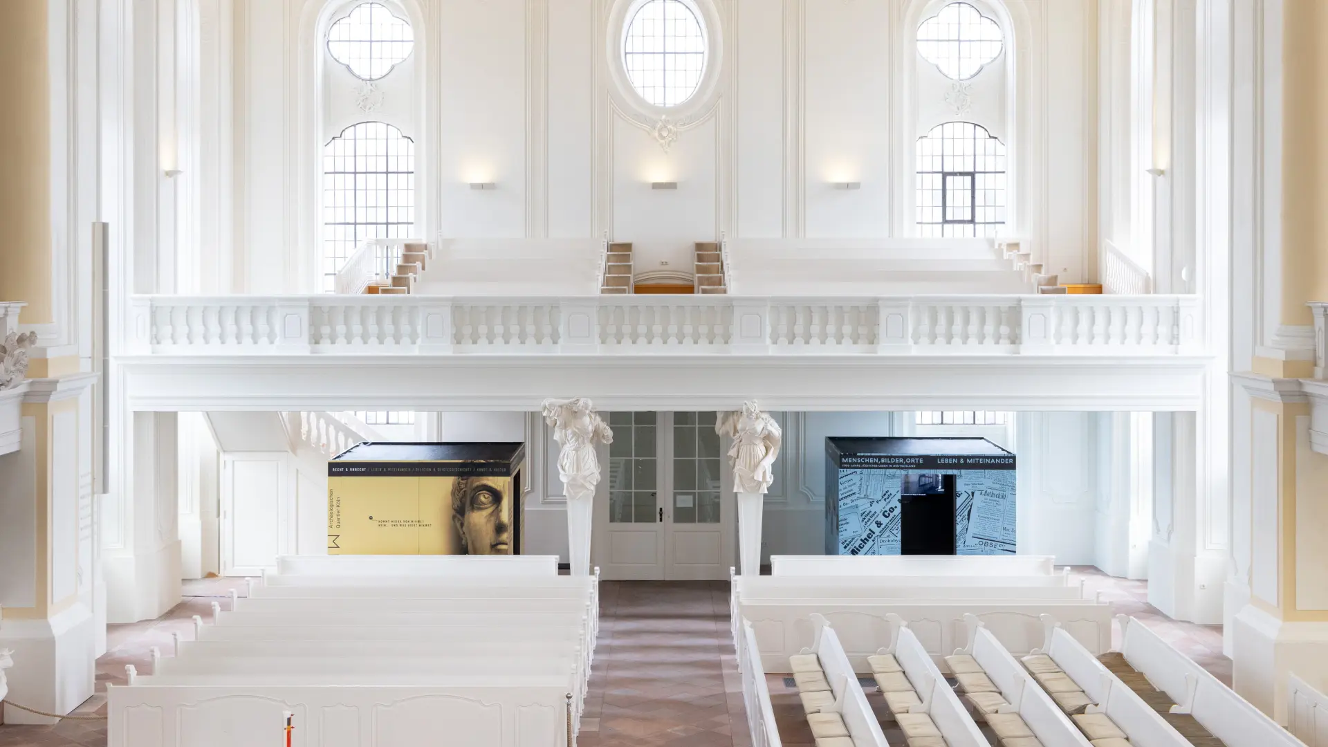 Zwei Ausstellungskuben in der Ludwigskirche in Saarbrücken.