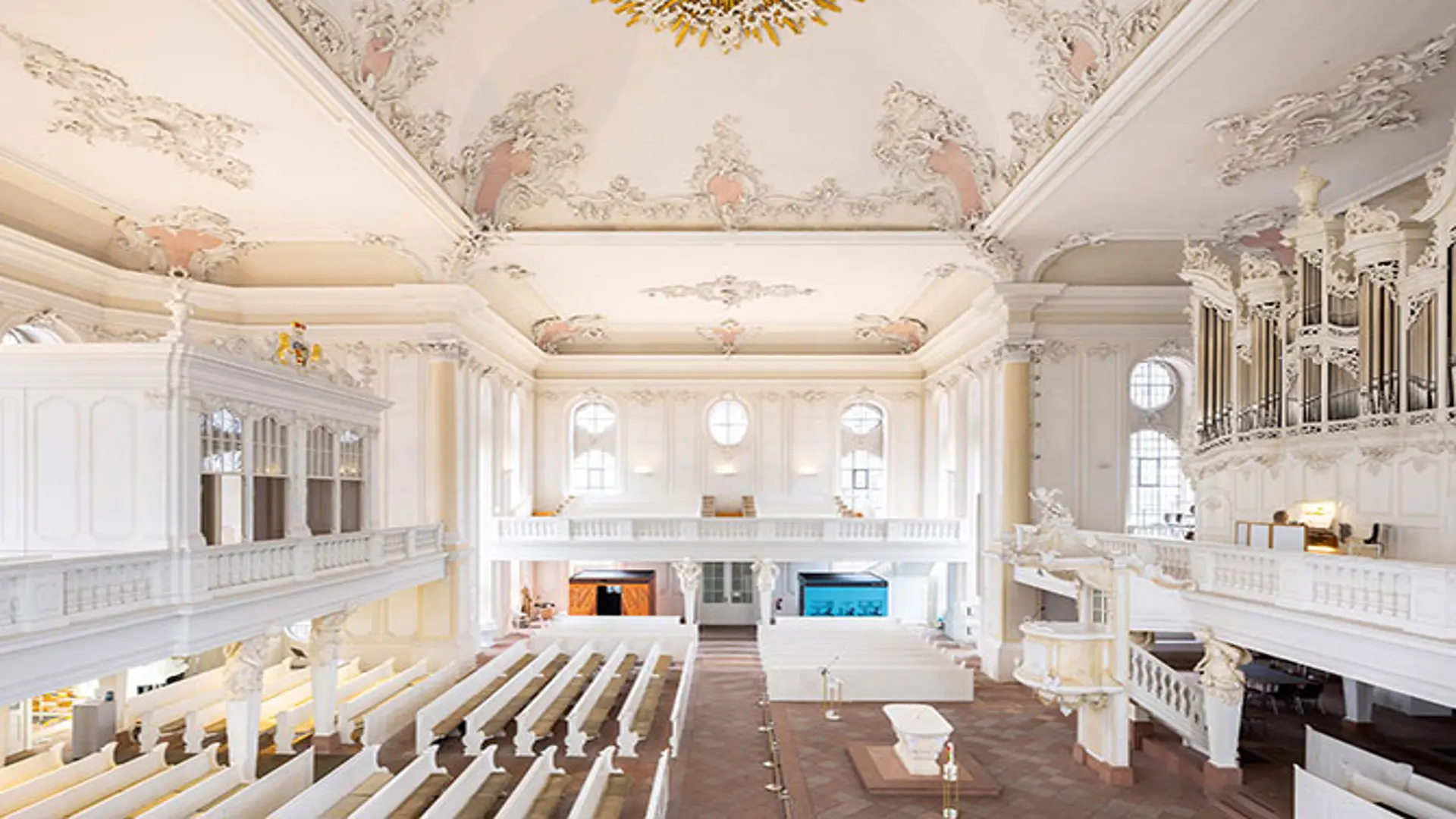 Zwei Ausstellungskuben in der Ludwigskirche in Saarbrücken.
