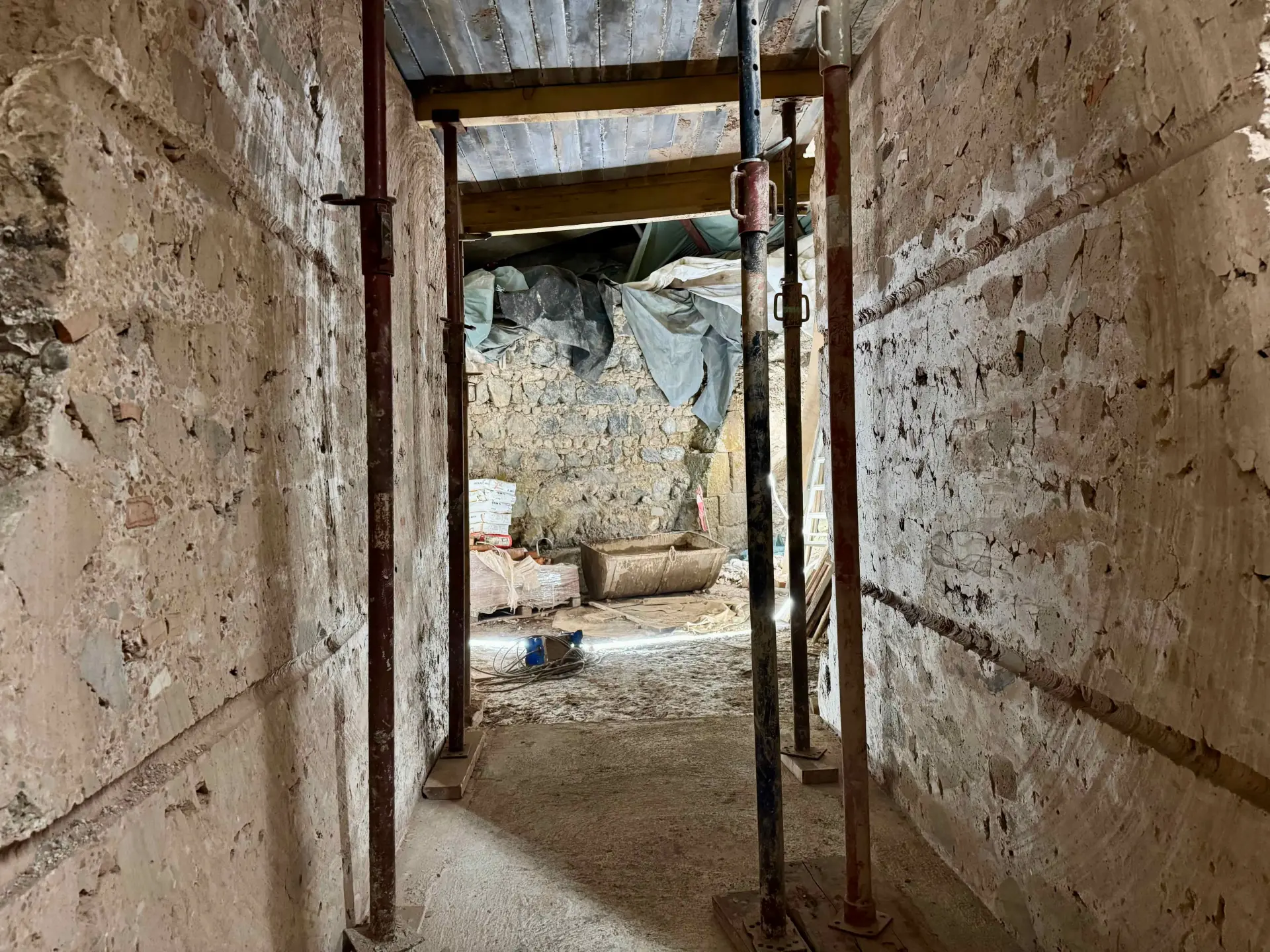 Ein Durchbruch in den unterirdischen Ausgrabungen des jüdischen Viertels führt von einem Keller zum nächsten Keller.