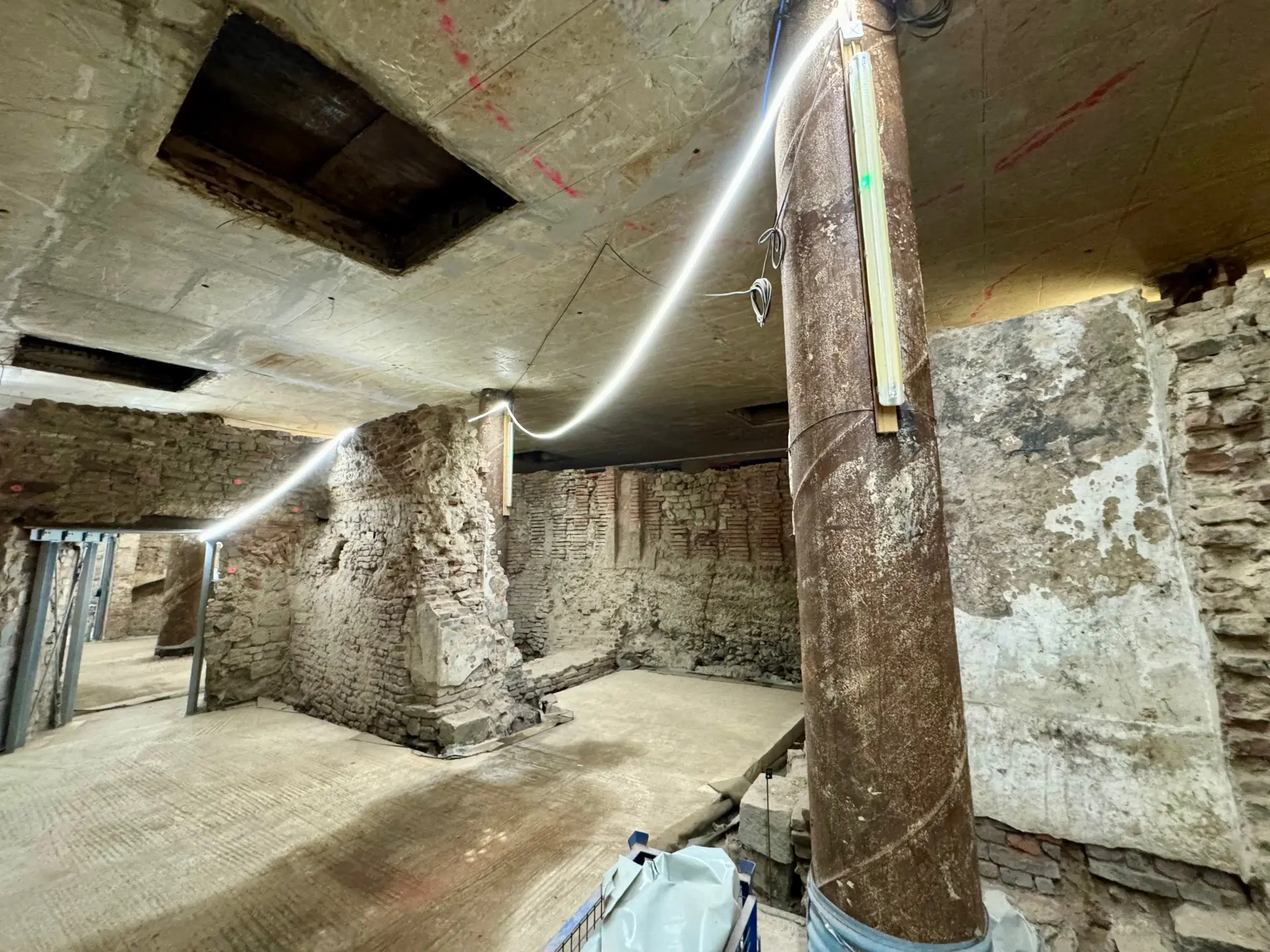 Sandsteinfarbene Kellerwände in der Ausgrabung des jüdischen Viertels.  Beleuchtet wird mit einer LED-Lichterkette