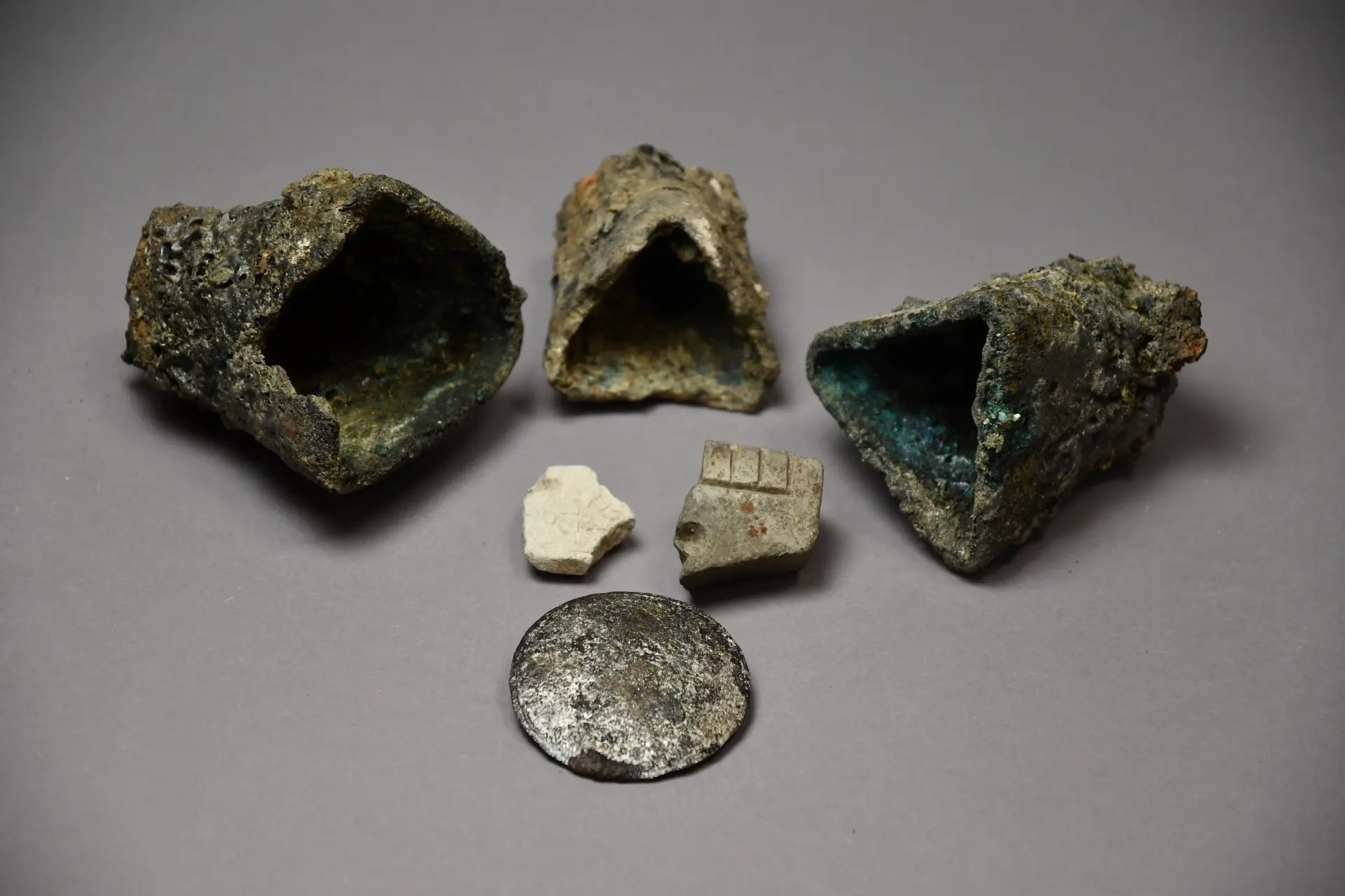 Nahaufnahme des mittelalterlichen Goldohrrings, der in den Ausgrabungen von MiQua gefunden wurde. 