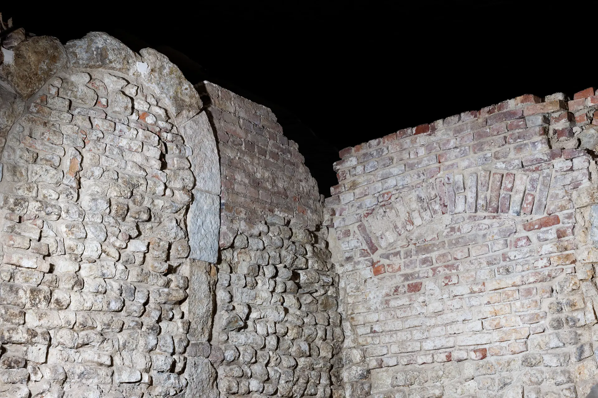 Sandfarbene und rötlich Kellerwände aus Stein.