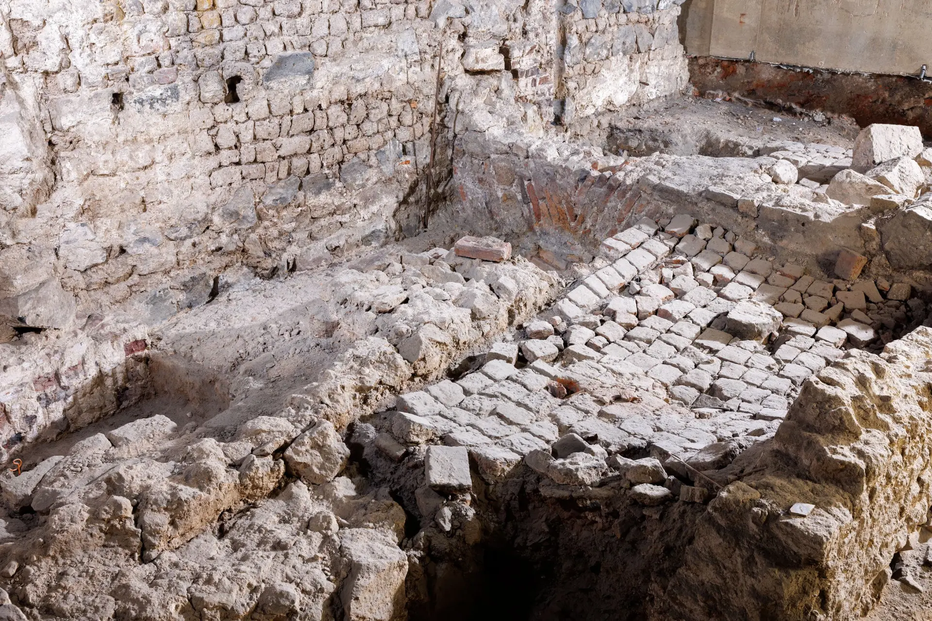 Ein Blick von oben auf den Boden eines mittelalterlichen Kellers.