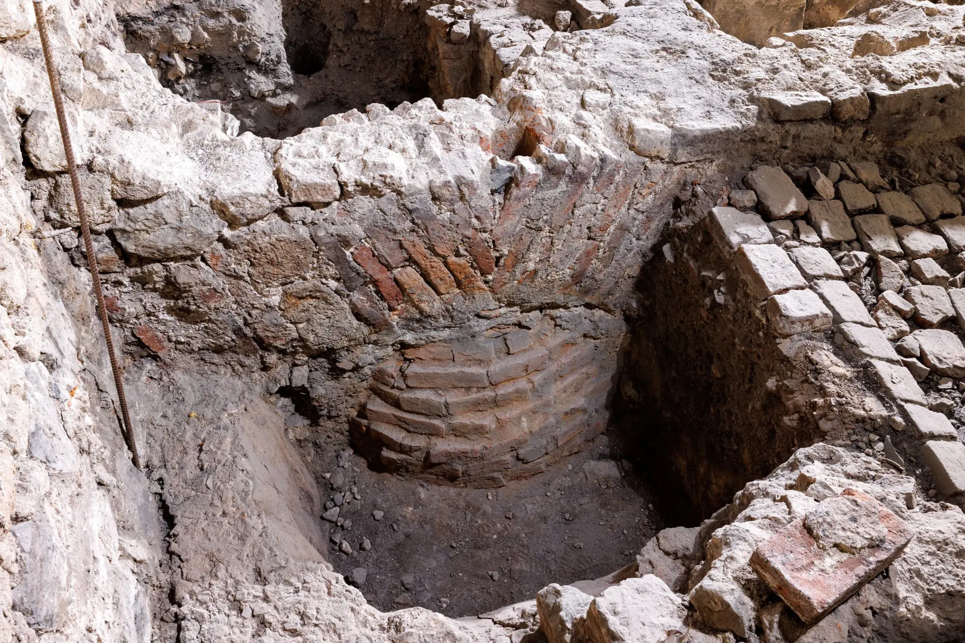 Ein Blick von oben auf den Boden eines mittelalterlichen Kellers.