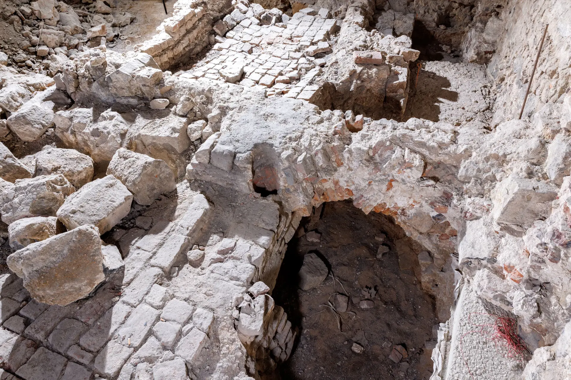 Ein Blick von oben auf den Boden eines mittelalterlichen Kellers.