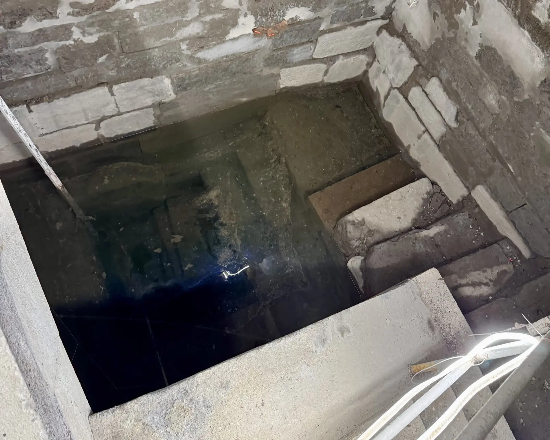 Ein Blick von oben auf ein Tauchbecken, das mit Wasser gefüllt ist.