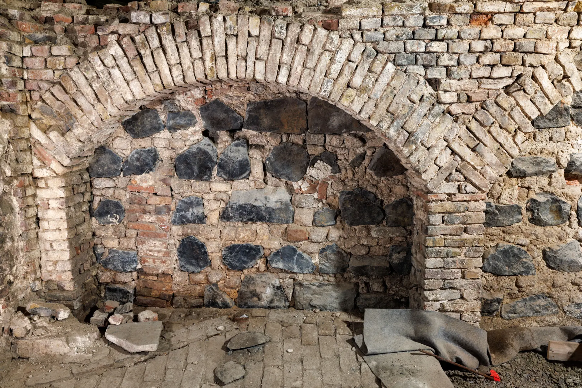 Ein Bogengang der mit Steinen zugemauert ist.
