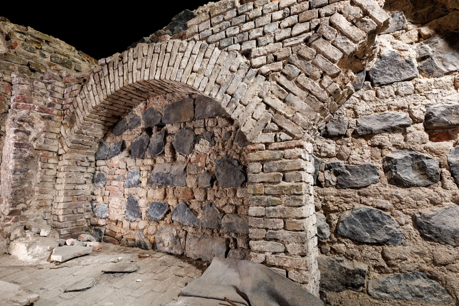 Ein Bogengang der mit Steinen zugemauert ist.