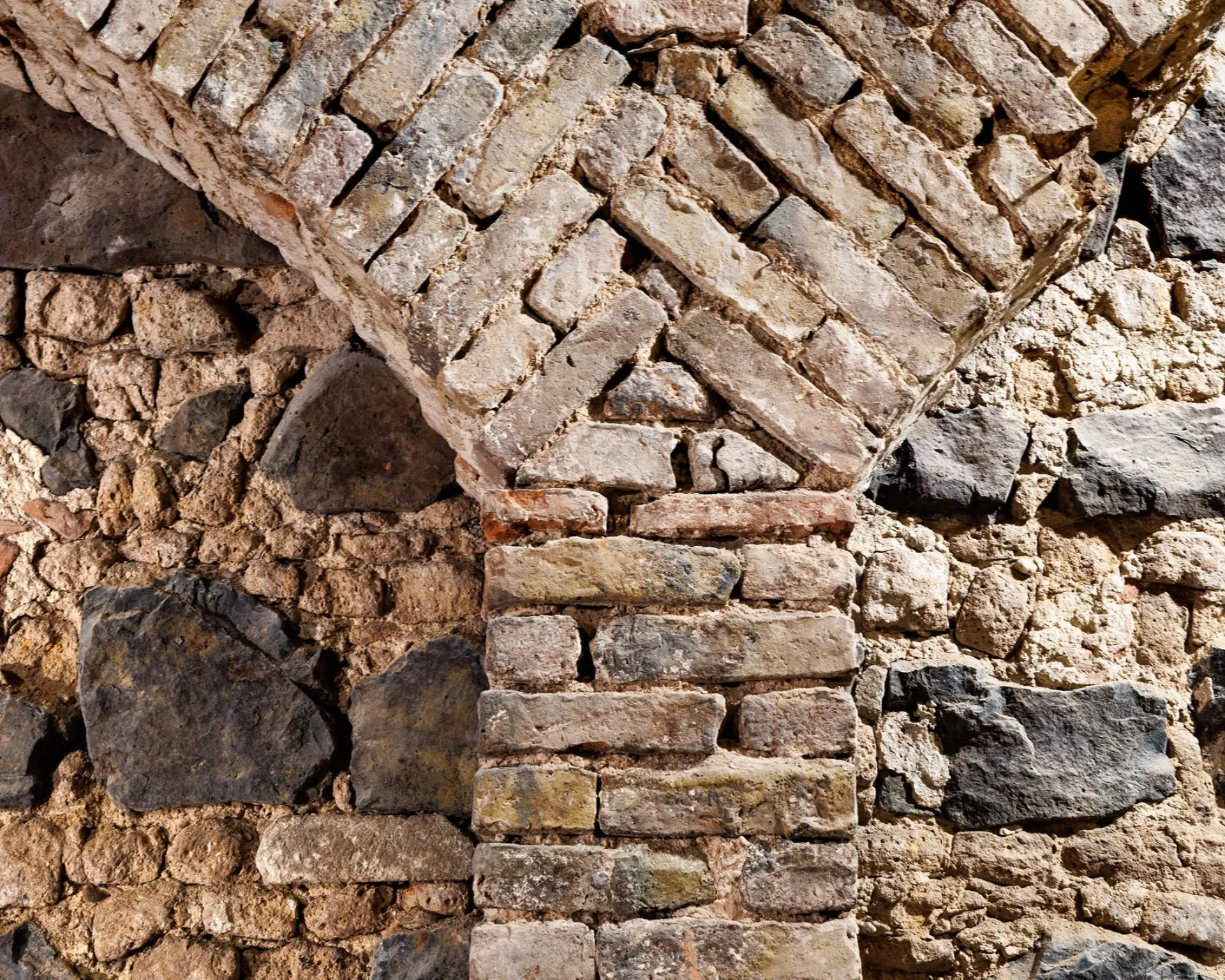 Ein Bogengang der mit Steinen zugemauert ist.